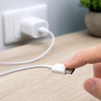 Por qué no te electrocutas si tocas la punta de metal del cargador del móvil enchufado