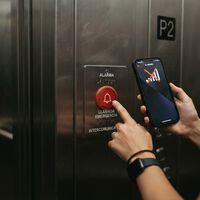 ¿Por qué no hay cobertura en los ascensores pero sí funcionan las llamadas de emergencia? Esta es la explicación
