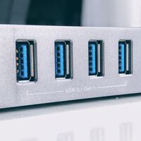Los conectores de los USB a veces son azules y otras negros, morados o verdes: qué significa cada color y por qué ha dejado de tener sentido