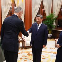 Entre los regalos que recibió el Rey de España de Xi Jinping había un móvil chino. No podía llegar en peor momento