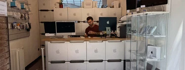 Juan Martín y Néstor Javier, del taller ReciclaTecnologia: "Reparamos los iPhone que hasta Apple da por muertos"