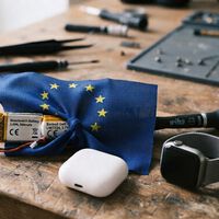 Europa frena la llegada de las baterías extraíbles: estos son los productos que se quedan al margen de la ley