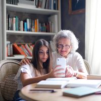 Mi abuela tiene un smartphone que solo usa para llamar. Así lo usamos para tenerla localizada