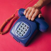 La Gen Z siente nostalgia por lo que no vivió y se está notando en una cosa: el regreso del teléfono fijo