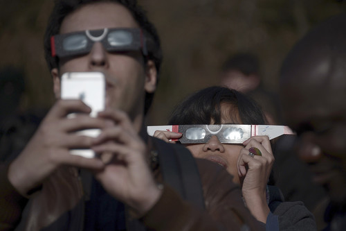 Cómo seguir y fotografiar con el móvil el eclipse solar