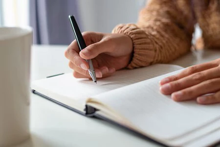 escribiendo en una agenda