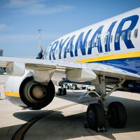 Ryanair impide en Madrid subir al avión a un pasajero por grabar con el móvil en la puerta de embarque
